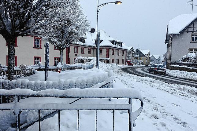 Bild 7: Es schneit und schneit: Schneepflüge und Schneeschieber haben in Bonndorf Hochkonjunktur