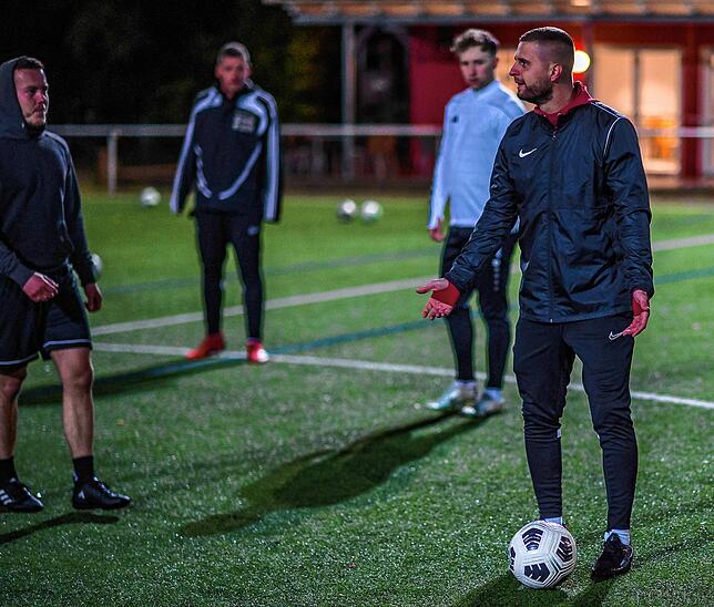 Anweisungen: Seit Sommer 2021 ist Matthias Hertweck (rechts) als Trainer beim FC Bergalingen engagiert.