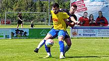 F.A.L.-Torjäger Qendrim Krasniqi (Archivbild, gelbes Trikot) gelingt in der Nachspielzeit der 2:2-Ausgleich gegen Gottmadingen-Bietingen ...