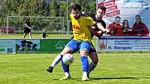 F.A.L.-Torjäger Qendrim Krasniqi (Archivbild, gelbes Trikot) gelingt in der Nachspielzeit der 2:2-Ausgleich gegen Gottmadingen-Bietingen ...