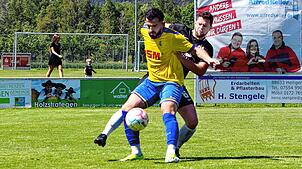 F.A.L.-Torjäger Qendrim Krasniqi (Archivbild, gelbes Trikot) gelingt in der Nachspielzeit der 2:2-Ausgleich gegen Gottmadingen-Bietingen ...