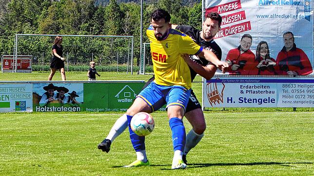 F.A.L.-Torjäger Qendrim Krasniqi (Archivbild, gelbes Trikot) gelingt in der Nachspielzeit der 2:2-Ausgleich gegen Gottmadingen-Bietingen ...