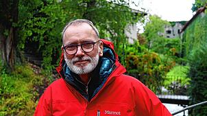 Stadtplaner und Stadtrat Herbert Dreiseitl am Nellenbach. Der Bodensee-Zulauf trat beim Starkregen Anfang September über die Ufer. In ...