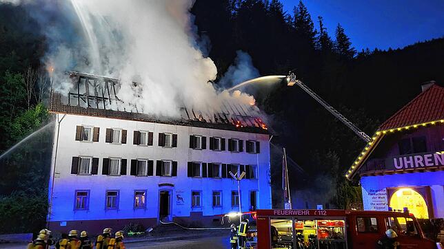 Bild : Dachstuhlbrand in Triberg gegenüber der weltgrößten Kuckucksuhr - 200.000 Euro Schaden