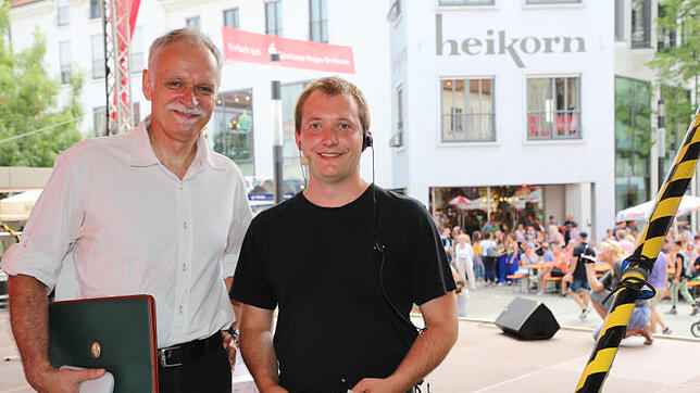 Vernetzt und Verkabelt: Bühnen-Manager Florian Ettwein (rechts) kümmert sich bei Veranstaltungen, wie hier bei der Diskussionsrunde auf ...