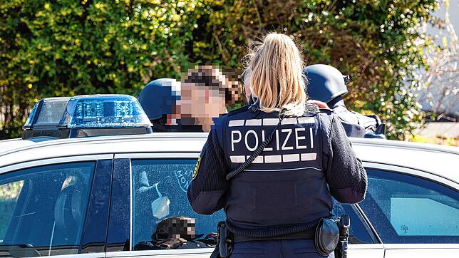 Der traurige Höhepunkt einer Drogenkarriere: Von Spezialkräften der Polizei wird am Ostermontag 2022 ein junger Konstanzer festgenommen, ...
