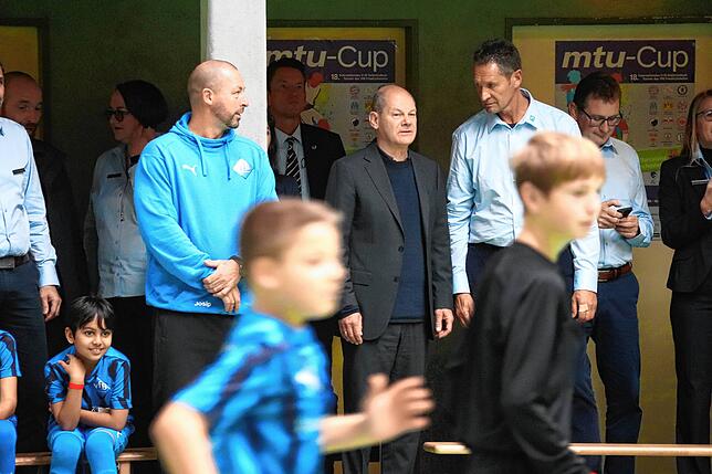 Der Bundeskanzler am Rande des Spielfelds: In Friedrichshafen besucht Olaf Scholz die VfB-Fußballer der F-Jugend, um das Ehrenamt zu ...