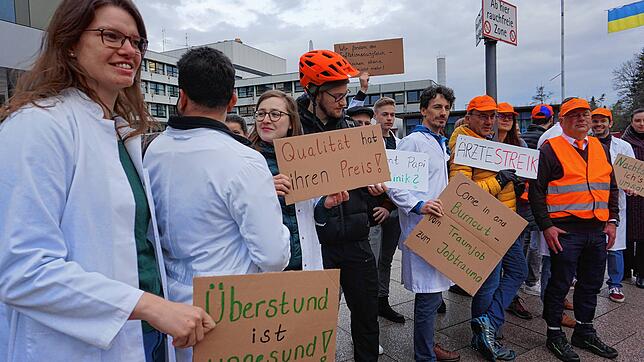 25 Ärzte vom Klinikum Friedrichshafen gingen am frühen Donnerstagmorgen vor dem Krankenhaus auf die Straße.