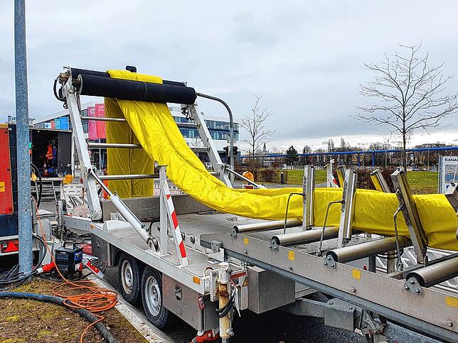 Eine Hülle, die den Abwasserkanal von innen abdichtet: der gefaltete Schlauchliner vor dem Einbau in den Kanal. Was sich kompliziert ...