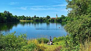 Der Kofenweiher ist ein idylischer Badesee inmitten der Stadt (Archivbild). Doch die Idylle täuscht derzeit für Hundebesitzer und ihre ...
