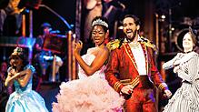 Schillernd: Isata Kamara als Fee und Michael Gugel als Zauberer in dem Fantasy-Musical &bdquo;Tommy Tailors Traumfabrik&ldquo;: Nach ...