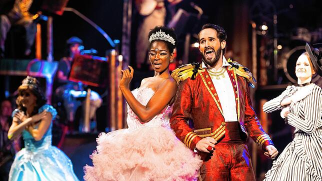 Schillernd: Isata Kamara als Fee und Michael Gugel als Zauberer in dem Fantasy-Musical &bdquo;Tommy Tailors Traumfabrik&ldquo;: Nach ...