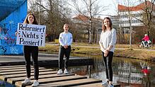 &bdquo;Reformiert Nichts Passiert&ldquo; &ndash; mit diesem Plakat kritisieren die Konstanzer Studentinnen Jacqueline Schmidt, Maria ...