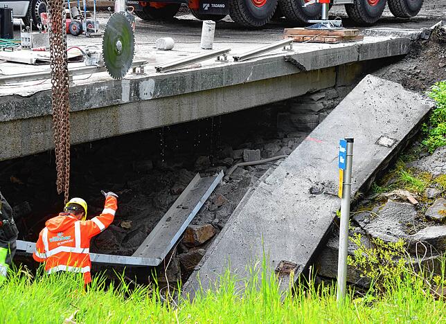 Bild 10: An der B313 schweben schon erste Brückenteile per Kran weg: Der Abriss beim Rißtorf-Kreisel kommt zügig voran