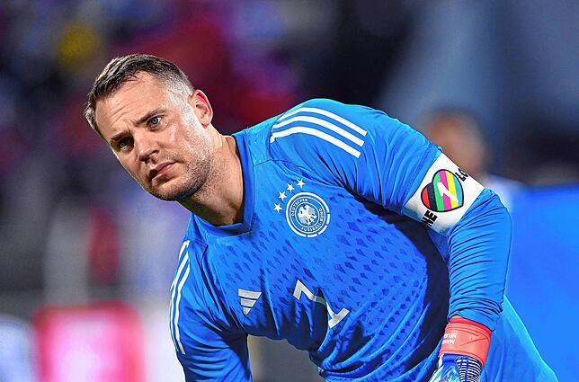 Beim Testspiel gegen den Oman am 16. November trug Torwart Manuel Neuer noch die One Love-Binde. Auf die wollen er und andere Torhüter ...
