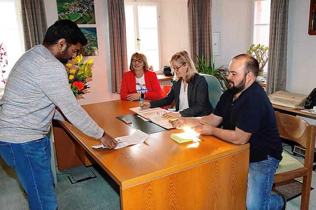 Rajesh Ponraj (von links) gibt im Rathaus von Neuhausen seine Stimme ab. Ortsvorsteherin Sabine Schuh, Andrea Leithold und Ronny ...