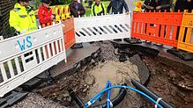 Auf Baustellenbesichtigung in Urberg: Der Dachsberger Gemeinderat informiert sich über die Arbeiten. Foto: Karin Steinebrunner