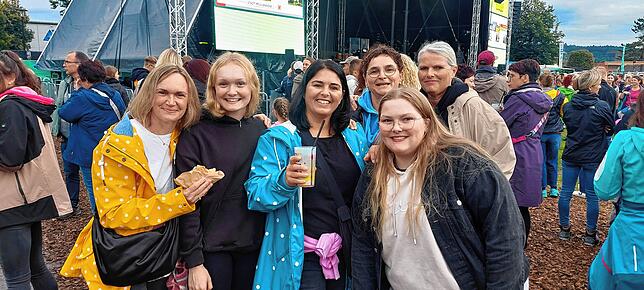 Giesinger-Fans aus Pfullendorf: Tanja und Kira Reichle, Sonja Axt, Jutta Koeberle, Hanna und Andrea Reichle (von links). „Wir sind am ...