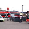 Ein idealer Verkehrsverbund kombiniert nach der Vorstellung des Landratsamts Bahn, Bus, E-Auto und Fahrrad.