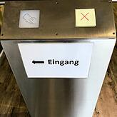 Hier geht&lsquo;s lang: Die Drehkreuze lassen nur noch eine Richtung zu.