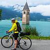 Pause: Die Autorin am Reschensee mit dem berühmten Kirchturm.