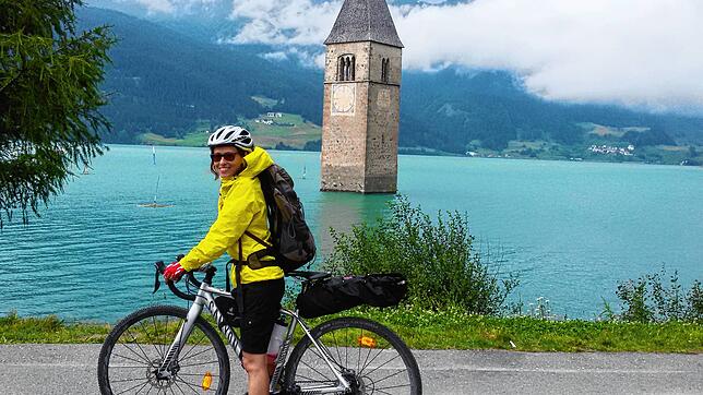 Pause: Die Autorin am Reschensee mit dem berühmten Kirchturm.