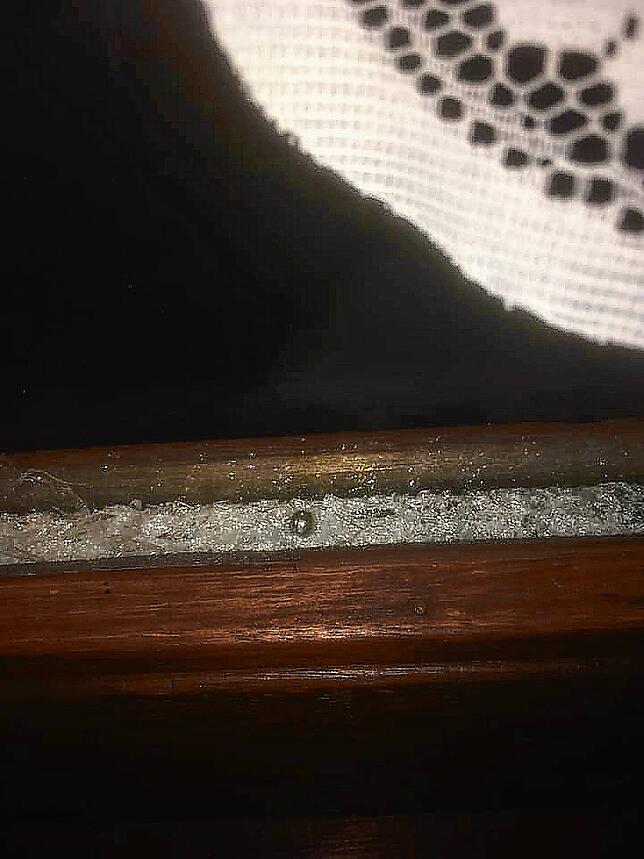 Teilweise liegen in den Fenstern beim Motorradclub noch die kleinen Stahlkugeln, mit denen die unbekannten Täter auf die Scheiben ...