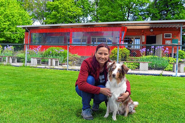 Nicole Bessen aus Eriskirch mit Hündin Bella, die vor acht Wochen zum ersten Mal Welpen geworfen hat.