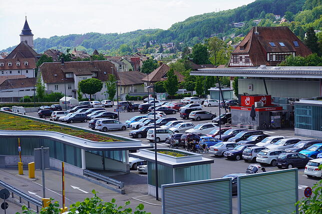 Gut belegt wie zu Zeiten vor der Pandemie zeigt sich beispielsweise wieder der Kaufland-Parkplatz in Waldshut, hier fotografiert am ...