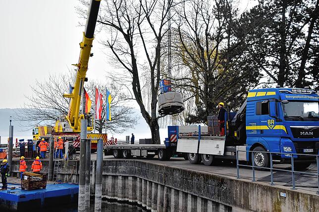 Bild 16: Bilder vom Zusammenbau einer Bohrplattform im Bodmaner Hafen
