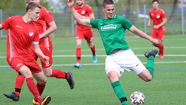 Dominik Emminger (rechts) und der FC Bräunlingen haben Grund zur Freude: In letzter Minute konnten sie die Partie gegen den FC ...