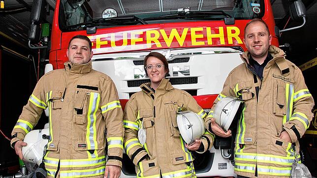 Dennis Riesle (von links), Nadja Will und Stephan Groß sind beruflich und ehrenamtlich für die Feuerwehr der Doppelstadt im Einsatz.
