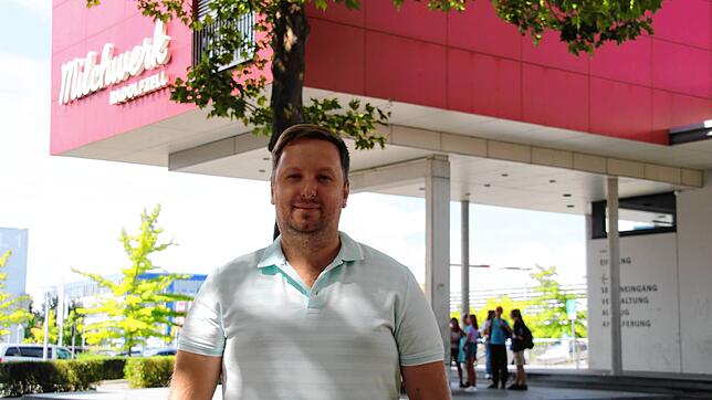 Vitaliy Tomniuk vor dem Radolfzeller Milchwerk. Er ist Initiator des Unabhängigkeitsfests.