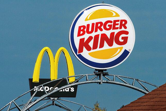 Die Schilder der Fastfood-Ketten McDonald‘s und Burger King: Fast Food ist schädlich –für die Gesundheit und das Klima. ...
