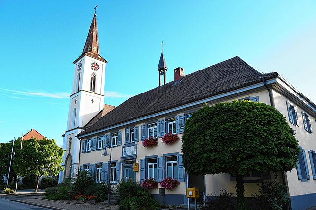 Das Rathaus mit der Kirche Heilig Kreuz in Überlingen am Ried.