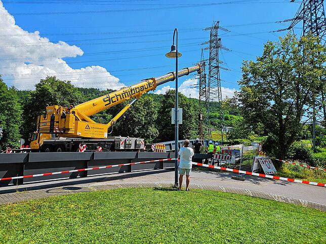 Bild 7: Die neue Brücke über die Schlücht ist da! Das sind die Bilder vom Aufbau