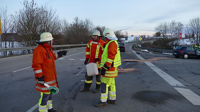 Auch dieses Jahr war die Feuerwehr schon gefordert, wie hier bei einem Unfall im Februar, bei dem eine 18-jährige Autofahrerin schwer ...