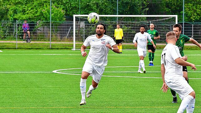 Routinier: Ex-Profi Bora Kalyon (35) ist beim Bezirksligisten VfB Waldshut nicht nur Chef in der Abwehr, sondern auch als Co-Trainer von ...