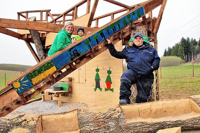 Zentral liegt der neue Kletterturm mit Sandkasten: Den hat Tobias Limberger eigentlich für seinen Tochter gebaut, die sich hier ...