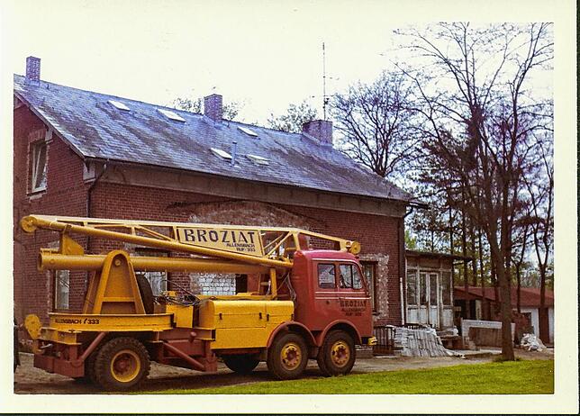 Ein frühes Foto von einem Kranwagen der Firma Broziat-Transporte, den Horst Broziat, Großvater des heutigen Firmeninhabers Johannes ...