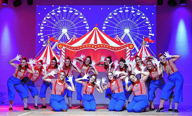 Stets eine Augenweide mit perfekter Choreografie: Die TSV-Ladykracher hier bei ihrer neuesten Zirkusnummer.