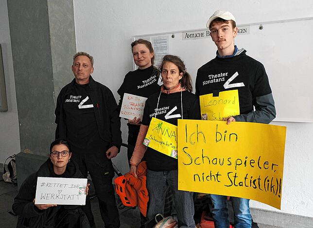 Vor dem und im Rathaus protestieren Mitarbeiter der Konstanzer Kulturinstitutionen über die befürchteten Kürzungen in den Etats von ...