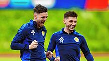 Gute Laune: Die schottischen Nationalspieler Billy Gilmour (links) und Andrew Robertson nehmen an einer Trainingseinheit im Stadion am ...