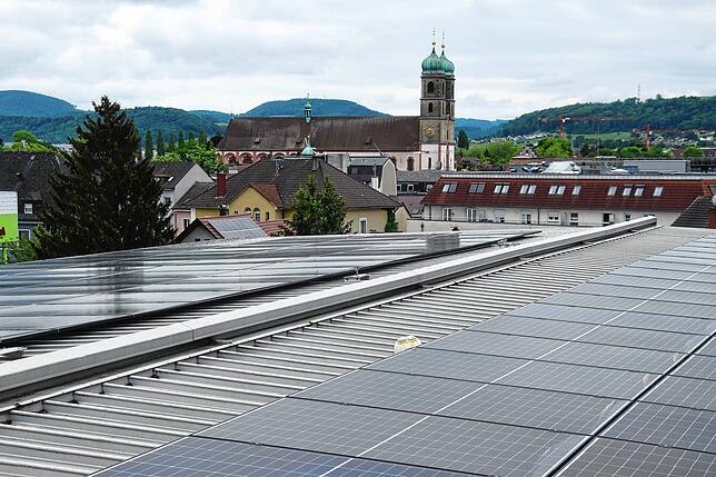 Im Mai 2024 wurden auf dem Dach des Scheffel-Gymnasiums durch die Bürger-Energie Bad Säckingen 281 PV-Module montiert.
