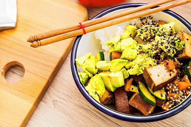 Während eine Quellbeilage wie Quinoa oder Couscous gar zieht, lässt sich ein bisschen Gemüse und Tofu würfeln – und fertig ist ein ...