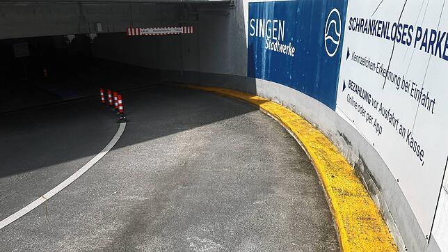 Und schon wieder Arbeiten in der Tiefgarage unter dem Heinrich-Weber-Platz: Die Stadtwerke müssen die Einfahrt und das Untergeschoss ...