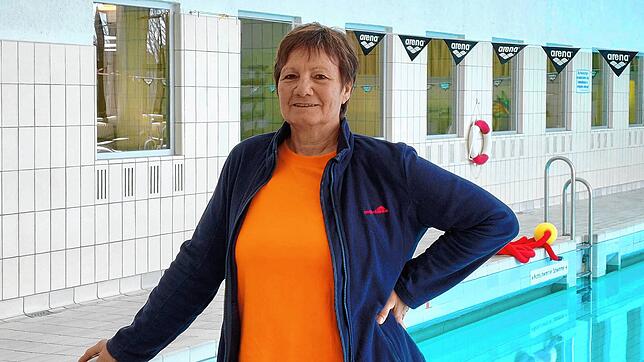 Ursula Klaußner (69) am Becken im Konstanzer Rheinstrandbad.