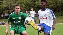 David Götz vom FC Brigachtal (links) im Duell mit Egrima Jallow vom SV Überauchen. Eine Szene aus dem Lokalderby, das die Brigachtaler ...