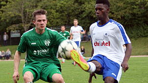 David Götz vom FC Brigachtal (links) im Duell mit Egrima Jallow vom SV Überauchen. Eine Szene aus dem Lokalderby, das die Brigachtaler ...