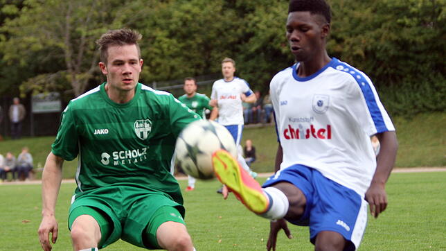 David Götz vom FC Brigachtal (links) im Duell mit Egrima Jallow vom SV Überauchen. Eine Szene aus dem Lokalderby, das die Brigachtaler ...